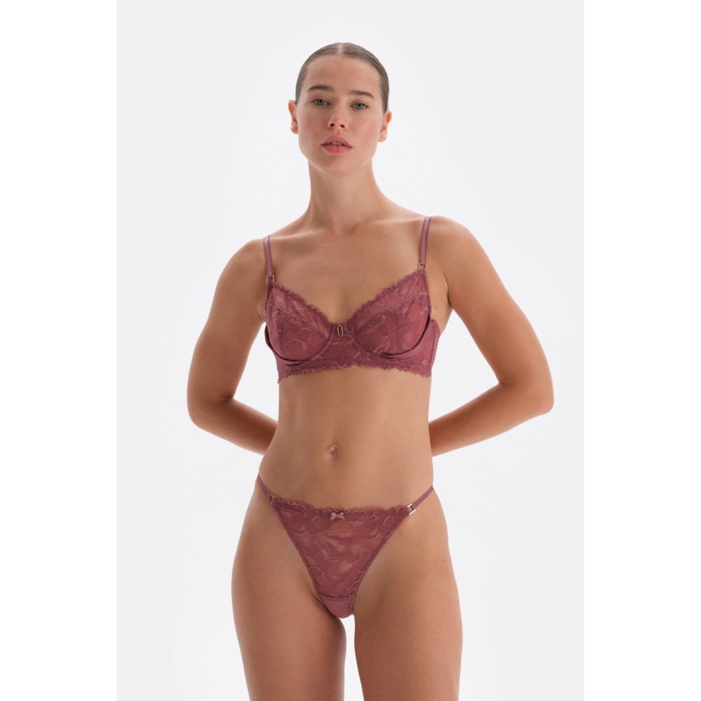 Thang Avec Dentelle Et Detail