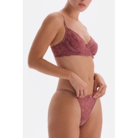 Thang Avec Dentelle Et Detail